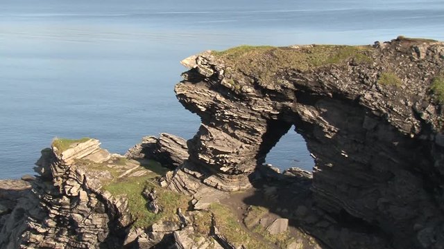 Norwegen, Norge, Honningsv&aring;g, Nordkapp, Mager&oslash;ya, Skarsv&aring;g, Kirkeporten, Kirchenpforte, Horn, Nordkapphorn, Mefjord, Vestfjord, Ford, Klippe, Loch, Naturjuwel