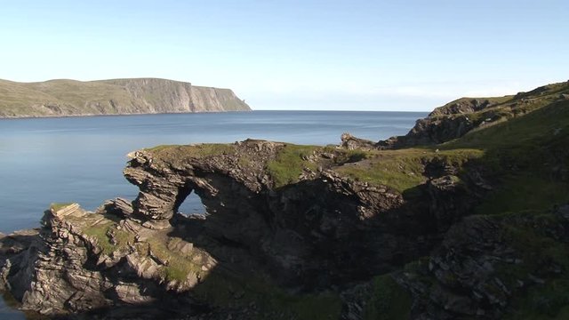 Norwegen, Norge, Honningsv&aring;g, Nordkapp, Mager&oslash;ya, Skarsv&aring;g, Kirkeporten, Kirchenpforte, Horn, Nordkapphorn, Mefjord, Vestfjord, Ford, Klippe, Loch, Naturjuwel