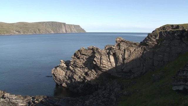 Norwegen, Norge, Honningsv&aring;g, Nordkapp, Mager&oslash;ya, Skarsv&aring;g, Kirkeporten, Kirchenpforte, Horn, Nordkapphorn, Mefjord, Vestfjord, Ford, Klippe, Loch, Naturjuwel