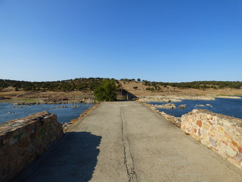 El puente de Ajuda  entre  Olivenza (España) y Elvas (Portugal). Construido por el rey Manuel I en 1509, durante la Guerra de Sucesión Española fue parcialmente destruido.