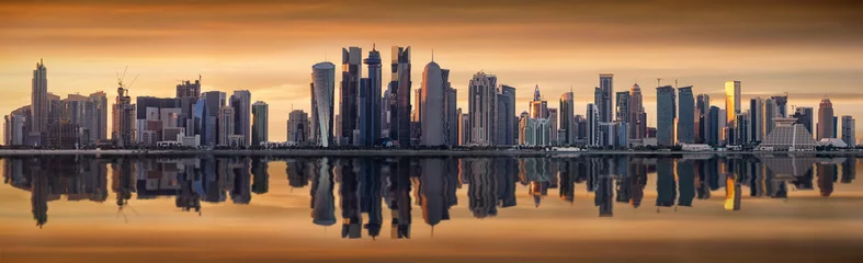 Fotobehang Die moderne Skyline von Doha in Katar bei Sonnenuntergang © moofushi