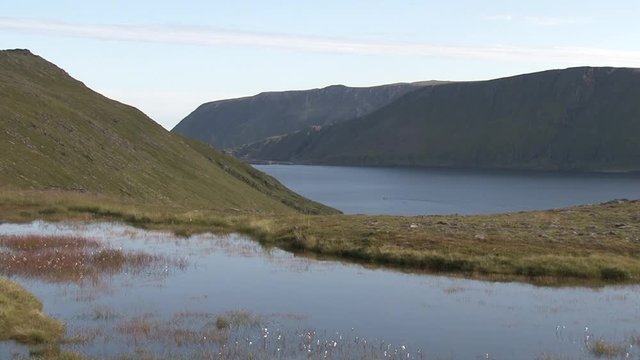 Norwegen, Norge, Honningsv&aring;g, Nordkapp, Mager&oslash;ya, Skarsv&aring;g, Dorf, Fischerdorf, n&ouml;rdlichstes Fischerdorf, Stra&szlig;e, Beleuchtung, Bucht, Haus, H&auml;user, Kutter, Fischkutter