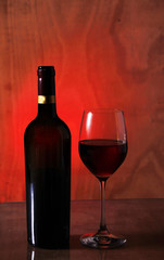 ein flasche rotwein und ein glas rotwein cheers