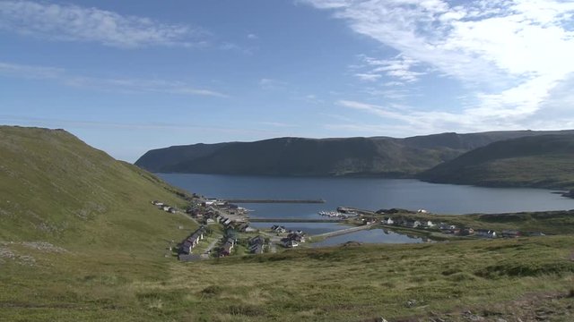Norwegen, Norge, Honningsv&aring;g, Nordkapp, Mager&oslash;ya, Skarsv&aring;g, Dorf, Fischerdorf, n&ouml;rdlichstes Fischerdorf, Stra&szlig;e, Beleuchtung, Bucht, Haus, H&auml;user, Kutter, Fischkutter