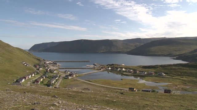 Norwegen, Norge, Honningsv&aring;g, Nordkapp, Mager&oslash;ya, Skarsv&aring;g, Dorf, Fischerdorf, n&ouml;rdlichstes Fischerdorf, Stra&szlig;e, Beleuchtung, Bucht, Haus, H&auml;user, Kutter, Fischkutter