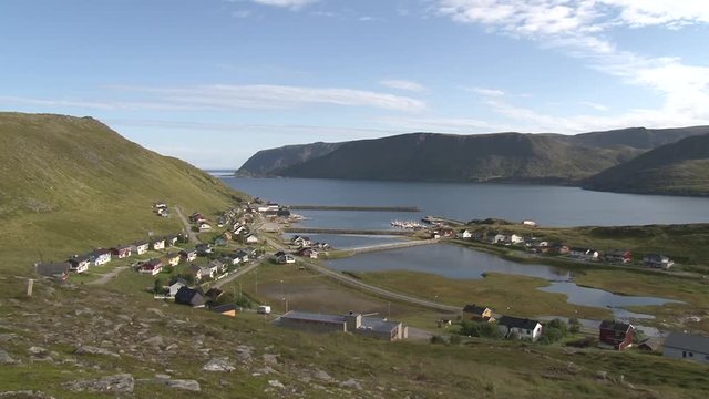 Norwegen, Norge, Honningsv&aring;g, Nordkapp, Mager&oslash;ya, Skarsv&aring;g, Dorf, Fischerdorf, n&ouml;rdlichstes Fischerdorf, Stra&szlig;e, Beleuchtung, Bucht, Haus, H&auml;user, Kutter, Fischkutter