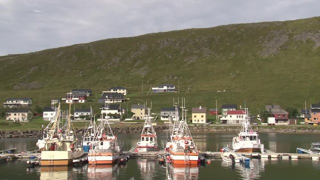 Norwegen, Norge, Honningsv&aring;g, Nordkapp, Mager&oslash;ya, Skarsv&aring;g, Dorf, Fischerdorf, n&ouml;rdlichstes Fischerdorf, Stra&szlig;e, Beleuchtung, Bucht, Haus, H&auml;user, Kutter, Fischkutter
