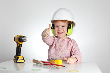 Kind beim Handwerken Basteln Arbeitsschutz Daumen hoch