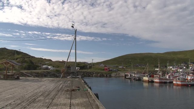 Norwegen, Norge, Honningsv&aring;g, Nordkapp, Mager&oslash;ya, Skarsv&aring;g, Dorf, Fischerdorf, n&ouml;rdlichstes Fischerdorf, Stra&szlig;e, Beleuchtung, Bucht, Haus, H&auml;user, Kutter, Fischkutter