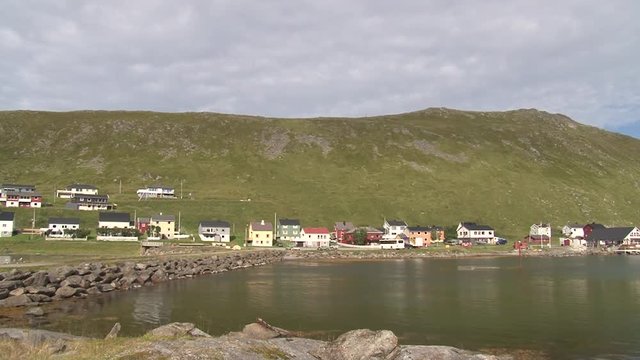 Norwegen, Norge, Honningsv&aring;g, Nordkapp, Mager&oslash;ya, Skarsv&aring;g, Dorf, Fischerdorf, n&ouml;rdlichstes Fischerdorf, Stra&szlig;e, Beleuchtung, Bucht, Haus, H&auml;user, Kutter, Fischkutter