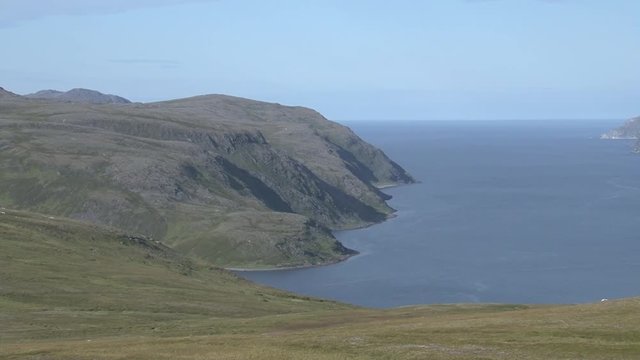 Norwegen, Norge, Nordkapp, Mager&oslash;ya, Gjeasv&aelig;r, Stra&szlig;e, Weg, Fv156, Landstra&szlig;e, Nebenstra&szlig;e, Gras, karg, wild, unber&uuml;hrt, weit, fern, T&uuml;mpel, See, Moor
