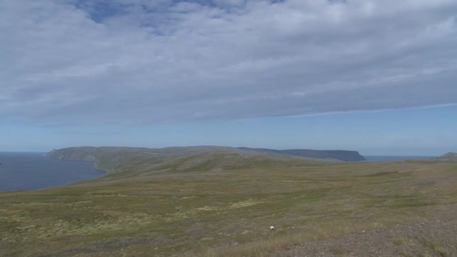 Norwegen, Norge, Nordkapp, Mager&oslash;ya, Gjeasv&aelig;r, Stra&szlig;e, Weg, Fv156, Landstra&szlig;e, Nebenstra&szlig;e, Gras, karg, wild, unber&uuml;hrt, weit, fern, T&uuml;mpel, See, Moor
