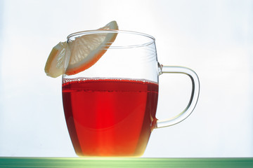 Tee in Glastasse mit Zitrone
