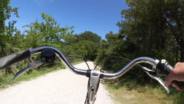 Soggettiva ciclista fuoristrada in bicicletta nella natura