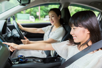 親子と自動車　カーナビ