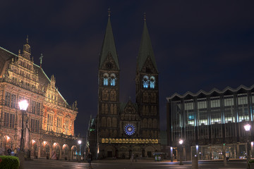 Fototapeta na wymiar Historical Bremen market square, town hall, St. Petri dome and house of parliament at night
