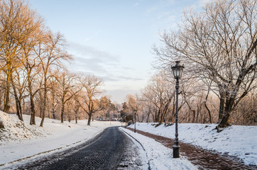 Obraz premium Climb to the old fortress in the winter 