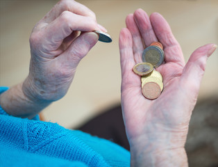 Rentnerin zählt Münzgeld
