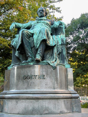 Obraz premium Statue of German writer and poet Johann Wolfgang von Goethe in Vienna