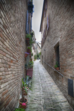 Vicolo stretto nelle Marche, paesino