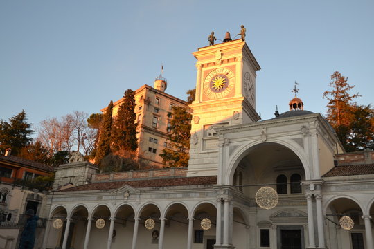 Udine - Loggia di San Giovanni con la torre dell'Orologio ed il Castello