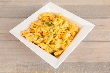 Rührei in einer Schale