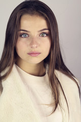 Portrait d' une belle jeune fille brune aux yeux bleus 