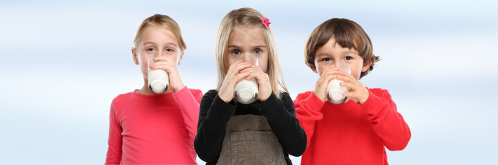 Kinder trinken Milch Glas gesunde Ernährung Banner Textfreiraum Copyspace
