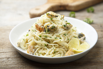 Pasta with mussels and cream sauce