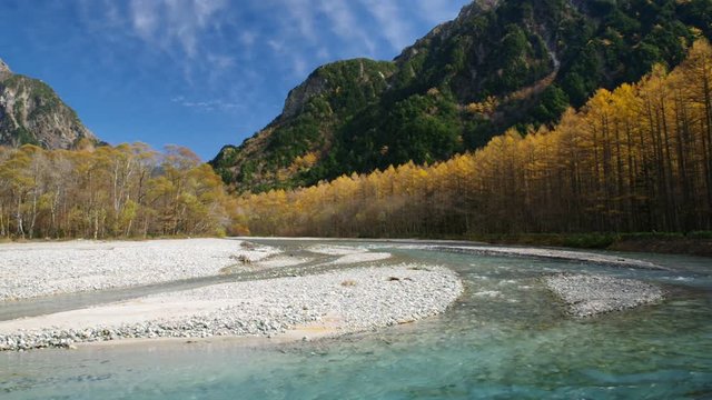 秋の上高地　梓川とカラマツの黄葉