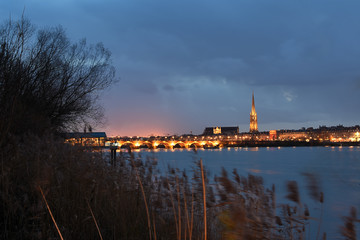 Fototapeta premium le pont de pierre de bordeaux de nuit