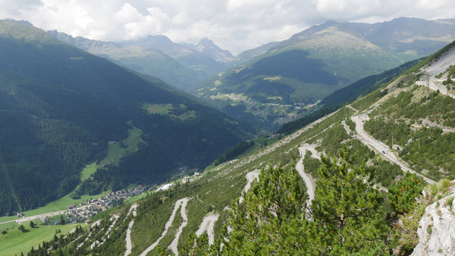 Strada di montagna molto ripida con tornanti in Valtellina