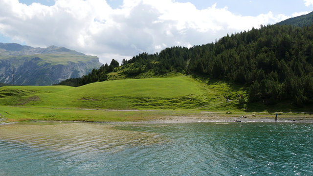 Lago alpino di Cancano nel Parco Nazionale dello Stelvio