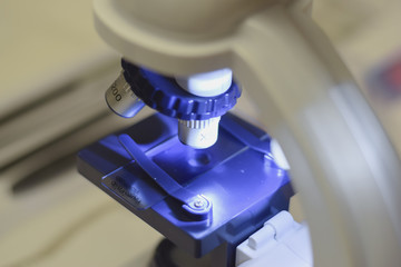 Detalle de un microoscopio de laboratorio