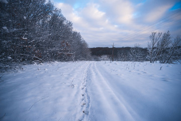 Obraz premium Evening snowy landscape in the countryside outside the city.