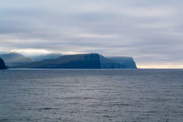 Fotobehang Mystische Klippen - Färöer Inseln © saravicus