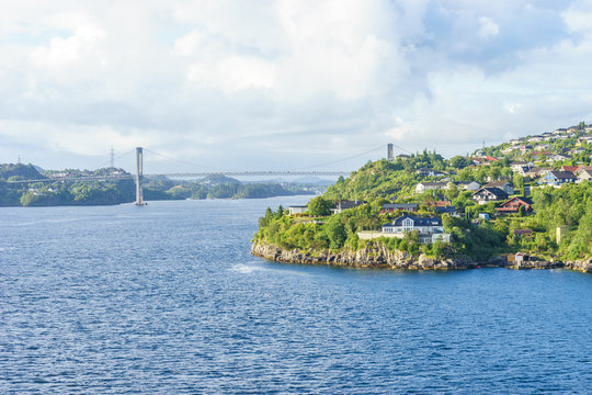 Aussenbezirk am Stadtrand von Bergen mit Brücke  zwischen den Inseln