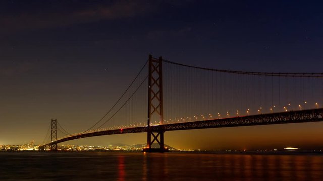 タイムラプス - 夜明けの明石海峡大橋 船の動き