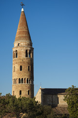 Fototapeta na wymiar torre pandente di Carlo immersa nel cielo lampido