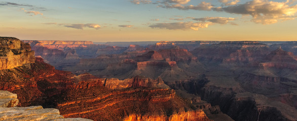 Fototapeta premium Sunrise over the Grand Canyon