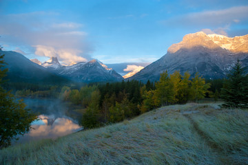 Fototapeta premium Sunrise at Wedge Pond, Kananaskis, Alberta, Canada