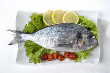 Orata nel piatto con insalata