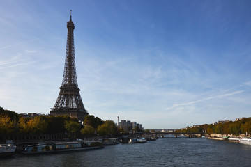 Fototapeta na wymiar Eiffel tower in october.