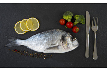 Orata sul sasso con posate