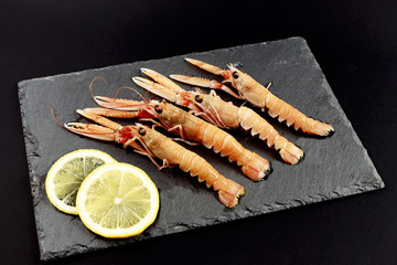 Crostacei su piatto di ardesia
