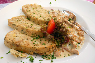 Pfifferlinge in Kräuterrahm mit Serviettenknödeln