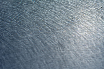 Wellen im Wasser - Wasseroberfläche