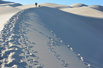 Fototapeta na wymiar Eureka Dunes Death Valley California hiker