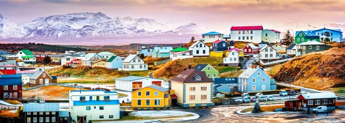 Gardinen Stykkisholmur bunte isländische Häuser. Stykkisholmur ist eine Stadt im westlichen Teil Islands, im nördlichen Teil der Halbinsel Saefellsnes © mandritoiu