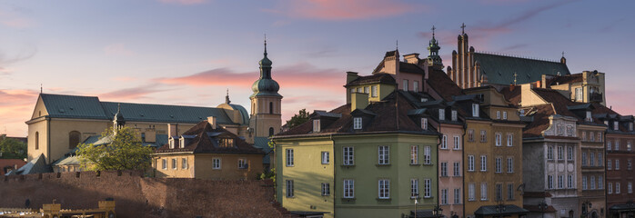 Obraz premium Historyczna panorama dachów starego miasta w Warszawie